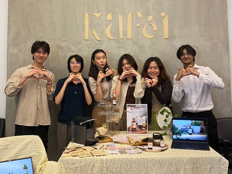 A student with her project group during an exchange semester in Thailand.